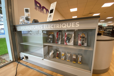 vitrine-ferme-agencement-magasin-electricite-efi-concept